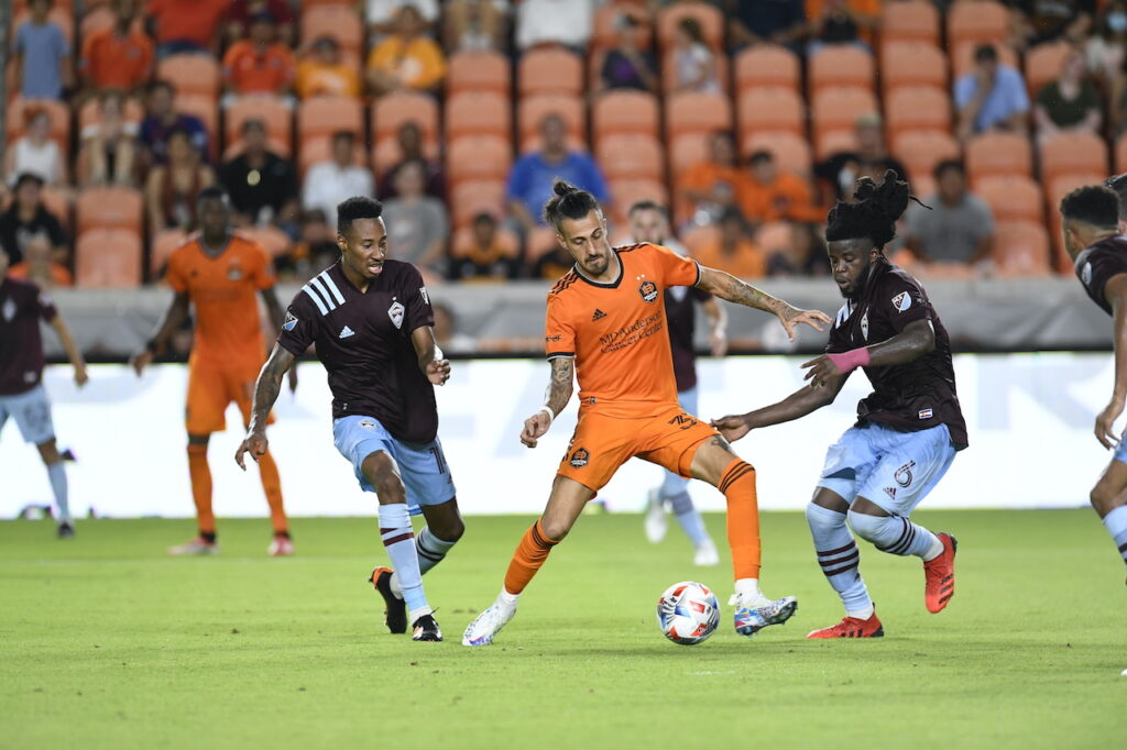 Dynamo forward Maxi Urruti controls the ball